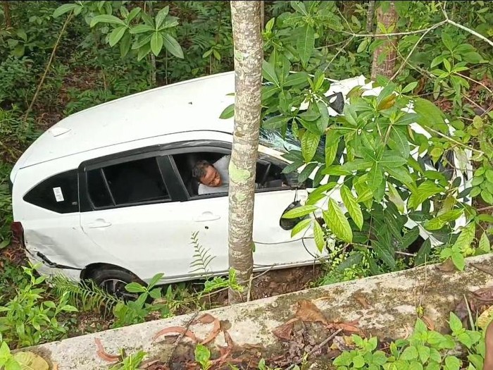 Mobil terperosok jurang di jalur jalan lintas selatan (JJLS), Dringo, Girijati, Purwosari, Gunungkidul, Jumat (7/3/2025).