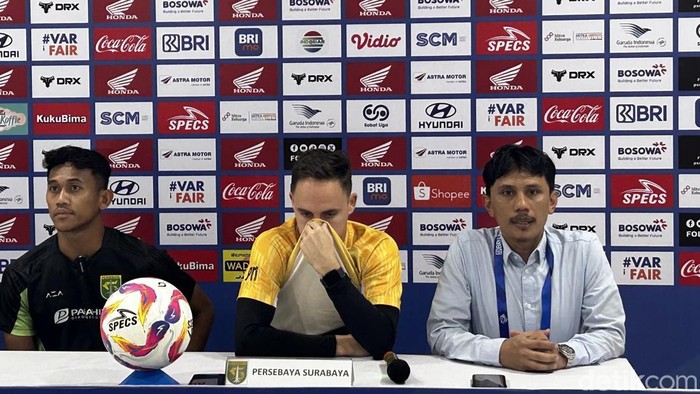 Momen Pelatih Persebaya Paul Munster menutup hidung saat sesi konferensi pers jelang lawan PSM.