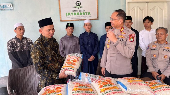 Momen Polda Metro membagikan sembako untuk masyarakat.