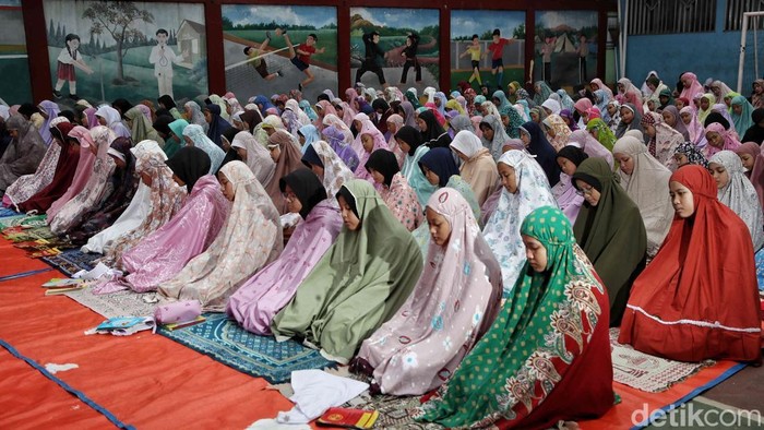 Momen Siswa SD Isi Ramadan dengan Salat Dhuha Para siswa SDN 13 Semper Barat, Cilincing, Jakarta Utara, mengisi Ramadan dengan beribadah. Salah satunya salat dhuha.