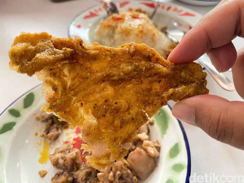 Nasi Kulit Mak Igun, nasi rames dengan topping kulit goreng crispy dan 15 lauk pendamping