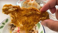 Begini sajian kulit goreng crispy yang ditawarkan. Sajiannya begitu garing dengan tambahan bumbu ketumbar yang melimpah. Foto: detikFood/Yenny Mustika Sari