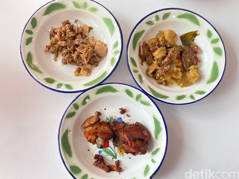 Nasi Kulit Mak Igun, nasi rames dengan topping kulit goreng crispy dan 15 lauk pendamping