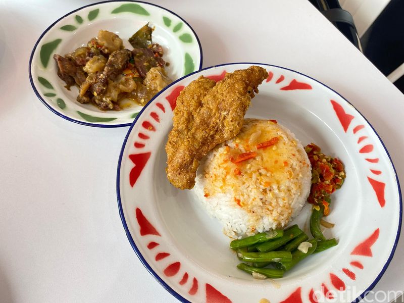 Nasi Kulit Mak Igun, nasi rames dengan topping kulit goreng crispy dan 15 lauk pendamping