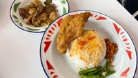 Nasi kulit ini cocok dipadukan dengan satu jenis lauk. Kami paling suka lauk oseng daging kisi. Foto: detikFood/Yenny Mustika Sari