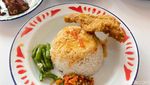 Mantap! Nasi Kulit Pakai 15 Pilihan Lauk di Resto Ivan Gunawan