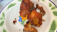 Ayam Bawang (Rp 11.900) berupa potongan kecil daging ayam kampung yang digoreng kering. Bumbu gurihnya meresap ditambah ada bawang putih utuhnya. Foto: detikFood/Yenny Mustika Sari