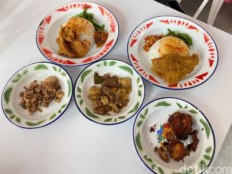 Nasi Kulit Mak Igun, nasi rames dengan topping kulit goreng crispy dan 15 lauk pendamping