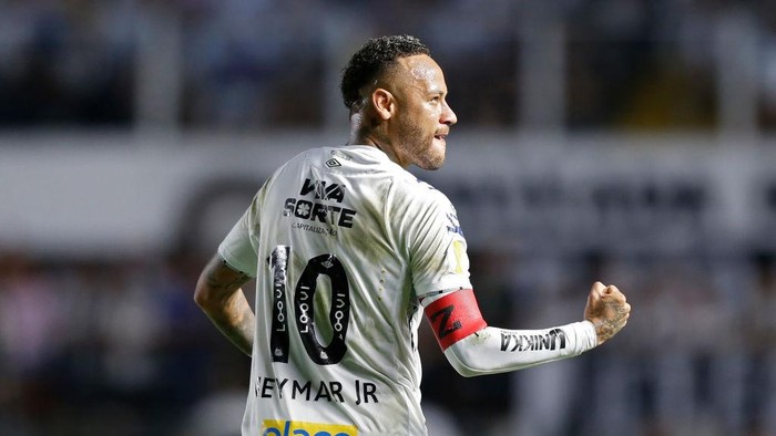 SANTOS, BRAZIL - MARCH 02: Neymar of Santos celebrates after scoring his teams first goal during a match between Santos and Red Bull Bragantino as part of Campeonato Paulista 2025 quarter-final at Urbano Caldeira Stadium (Vila Belmiro) on March 02, 2025 in Santos, Brazil. (Photo by Miguel Schincariol/Getty Images)