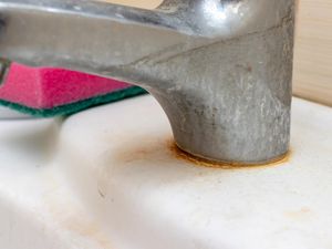 Cuma Pakai 2 Bahan, Noda Kerak di Kamar Mandi Bisa Lenyap Seketika