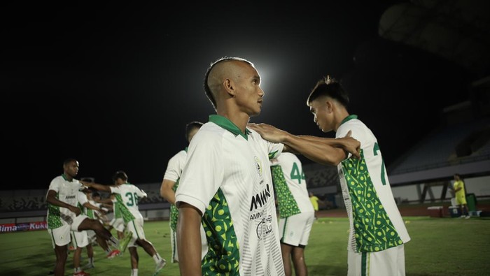 Official training PSS Sleman jelang menghadapi Persita Tangerang di Stadion Indomilk Arena, Tangerang, Kamis (6/3/2025).