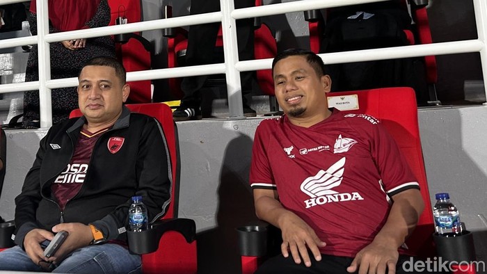 Wali Kota Makassar Munafri Arifuddin (kiri) dan Wali Kota Parepare Tasming Hamid (kanan) di Stadion BJ Habibie.