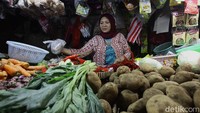 Harga kentang Rp 20 ribu/kg, bawang merah Rp 60 ribu/kg, bawang putih Rp 50 ribu/kg dan jengkol Rp 35 ribu/kg.