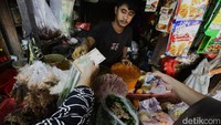 Menurut para pedagang harga sembako masih relatif stabil.
