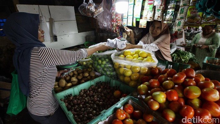 Para pedagang melayani pembeli di pasar sembako di Petamburan, Tanah Abang, Jakarta, Jumat (7/3/2025). Menurut para pedagang harga sembako relatif stabil. Cabe rawit lokal Rp 50 ribu/kg, telor Rp 30 ribu/kg, kentang Rp 20 ribu/kg, bawang merah Rp 60 ribu/kg, bawang putih Rp 50 ribu/kg dan jengkol Rp 35 ribu/kg.