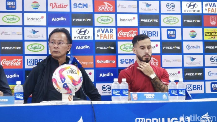 Pelatih Persis Solo Ong Kim Swee (OKS), dan pemain Persis Solo Jordy Tutuarima, saat konferensi pers di Stadion Manahan Solo, Kamis (6/3/2025).