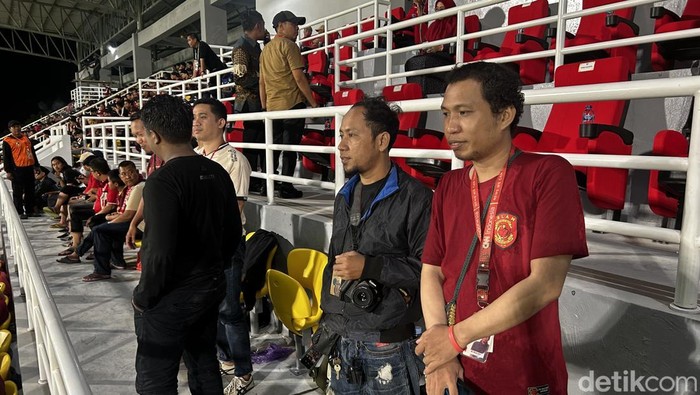 Peliput PSM Makassar berdiri karena kursi yang disediakan malah diisi penonton.