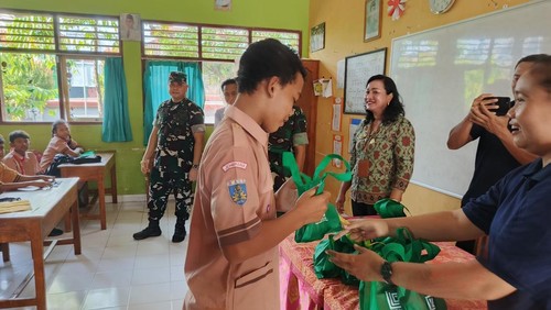 Pembagian menu MBG saat bulan puasa di SDN 1 Loloan Barat, Kecamatan Negara, Jembrana, Bali, Jumat (7/3/2025). (I Putu Adi Budiastrawan/detikBali)