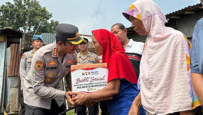 Acara bagi-bagi sembako oleh Kapolresta Banyumas di Kampung Sri Rahayu, Kelurahan Karangklesem, Kecamatan Purwokerto Selatan, Kamis (6/3/25).