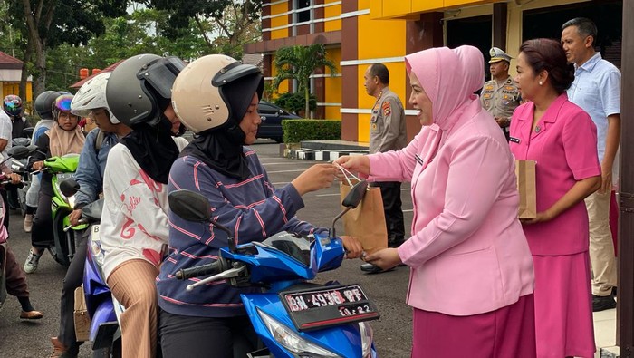 Pembagian takjil atau makanan berbuka puasa oleh Kapolda Babel.