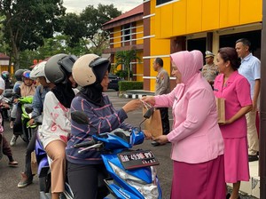 Bagikan Ratusan Takjil ke Pengendara, Kapolda Babel: Polda Tak Seseram Itu