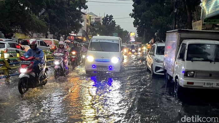 Penampakan banjir di Jalan Leuwipanjang, Kota Bandung.