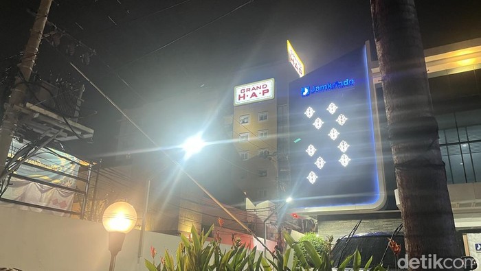 Penampakan Hotel Grand HAP Solo usai kebakaran, Jumat (7/3/2025).
