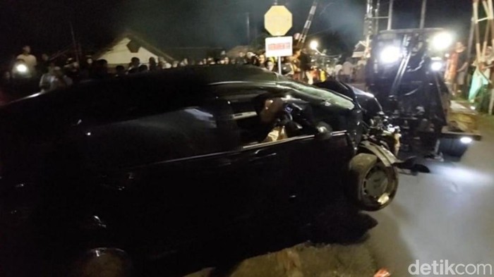 Penampakan mobil  yang rusak usai tertabrak kereta di Ciamis.