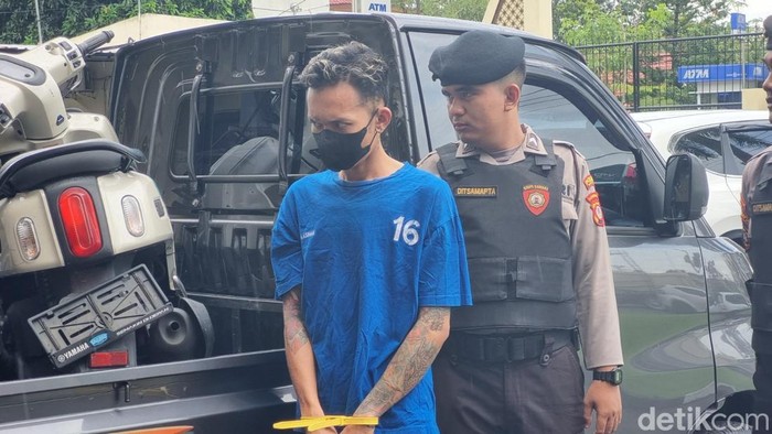 Pelaku pencurian enam motor yang kepergok salah satu pemiliknya di Kasihan, Bantul saat dihadirkan di Polres Bantul, Jumat (7/3/2025).