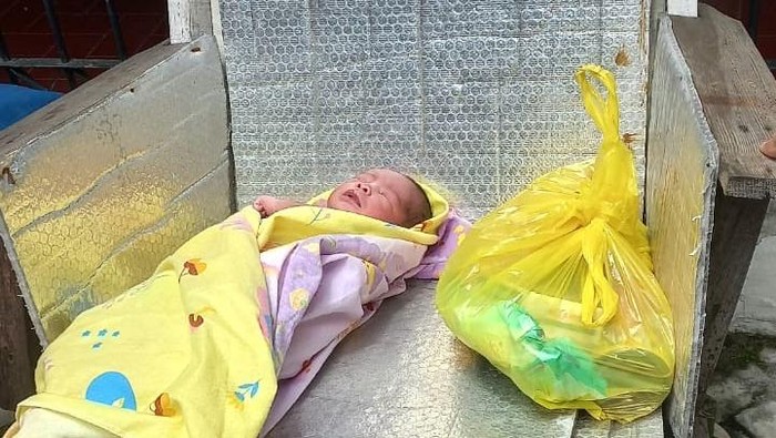 Penemuan bayi laki-laki dengan tali pusar masih menempel di Surabaya.