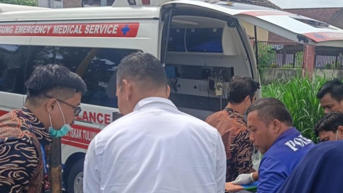 Pengendara sepeda tertabrak KA Dhoho dievakuasi