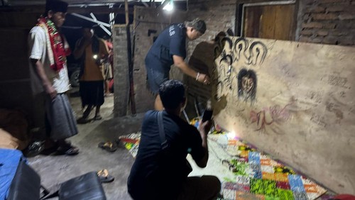 Proses penggeledahan rumah pengedar sabu di Desa Bilelando, Lombok Tengah. Foto: (istimewa)