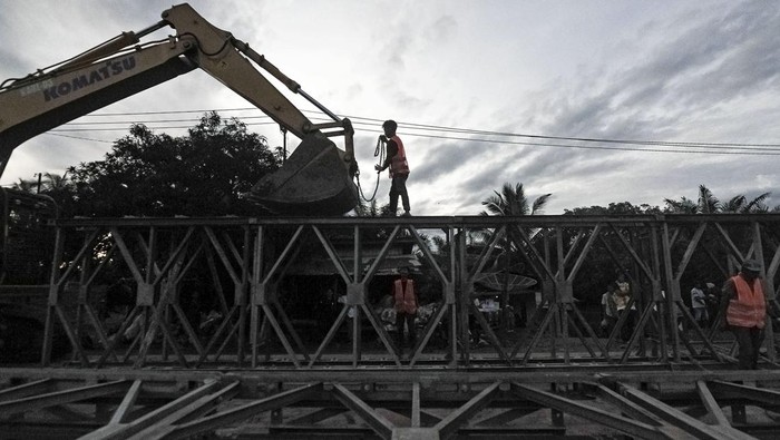 Perakitan jembatan darurat di Bungo Pekerja merakit rangka jembatan darurat di Jalan Lintas Sumatera yang amblas, Desa Sirih Sekapur, Bungo, Jambi, Kamis (6/3/2025). Balai Pelaksana Jalan Nasional (BPJN) Jambi terus mengupayakan percepatan pemasangan tiang penyangga dan perakitan rangka jembatan darurat yang ditergetkan selesai pada Jumat (7/3) besok sehingga bisa dilakukan uji lalu lintas. ANTARA FOTO/Wahdi Septiawan/foc.