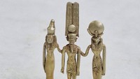 Salah satu penemuan yang paling luar biasa adalah patung emas yang menggambarkan dewa Amun, Khonsu, dan Mut yang berdiri berdampingan. Dewa-dewa ini merupakan satu keluarga: Amun adalah dewa utama Thebes, istrinya Mut adalah dewi ibu, dan putra mereka Khonsu adalah dewa bulan. Ketiga dewa tersebut dikaitkan dengan Thebes, dan penggambaran ketiganya secara bersamaan telah ditemukan dalam penggalian sebelumnya di Mesir. Patung tersebut mungkin dikenakan di leher seperti jimat. Foto: (Kementerian Pariwisata dan Kepurbakalaan Mesir)