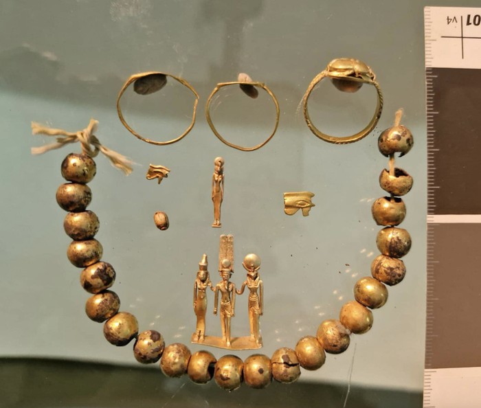 Perhiasan emas berusia 2.600 tahun dari era Mesir Kuno