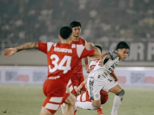 Akselerasi Rahmat Arjuna Rezki (putih) saat melewati pemain bertahan Persis Solo dalam laga di di Stadion Manahan, Surakarta, Kamis (6/3/2025).