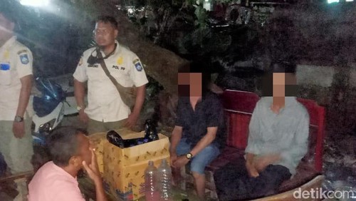 Tiga pria tengah asyik menikmati tuak di rumah Us, warga Kelurahan Leneng, Kecamatan Praya, Lombok Tengah, pada Kamis (6/3/2025). Foto: (Edi Suryansyah/detikBali)