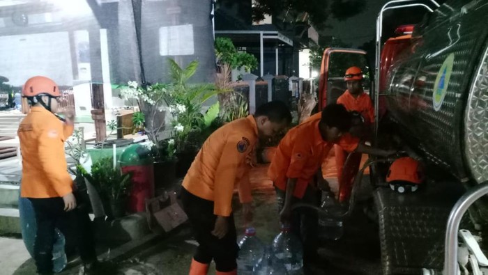 Petugas BPBD salurkan air bersih ke warga terdampak banjir di Gunung Putir, Bogor (dok, BPBD Bogor)