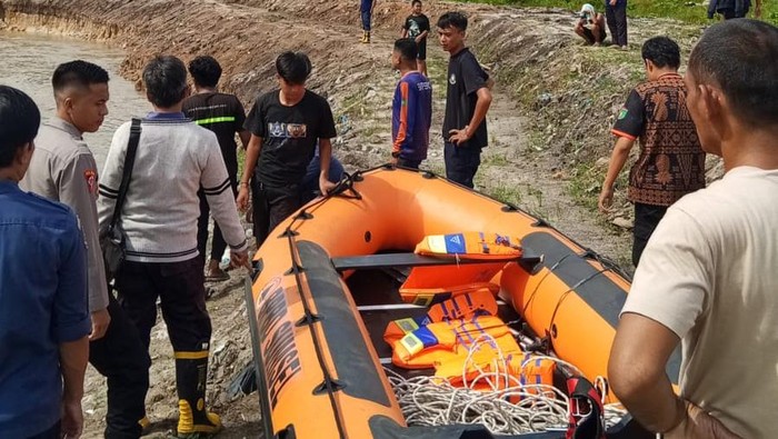 Petugas gabungan melakukan pencarian bocah lima tahun yang hanyut di Aliran Sungai Kelekar Prabumulih