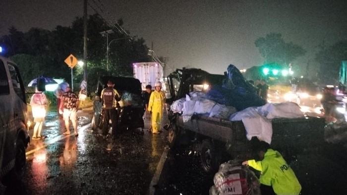 Pikap tabrak lari berakhir celaka di Sidoarjo