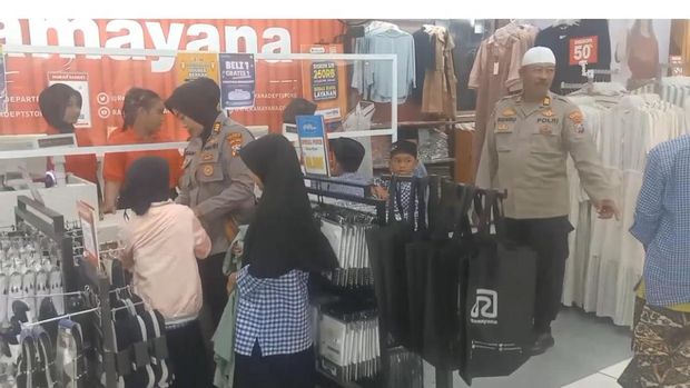 polisi ajak anak yatim belanja baju baru