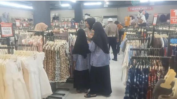 polisi ajak anak yatim belanja baju baru