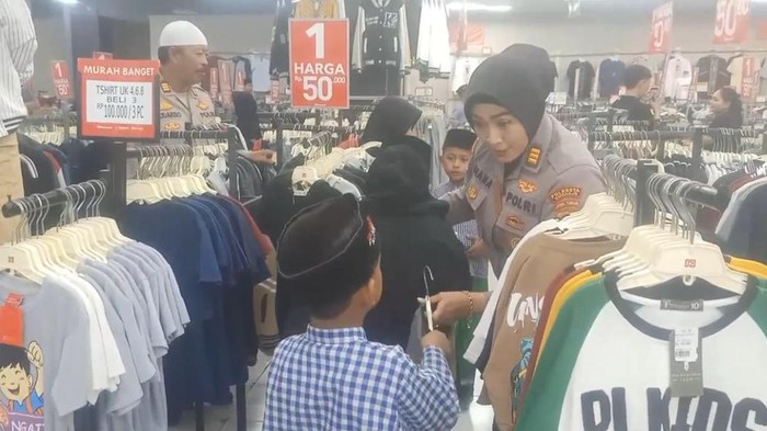 polisi ajak anak yatim belanja baju baru