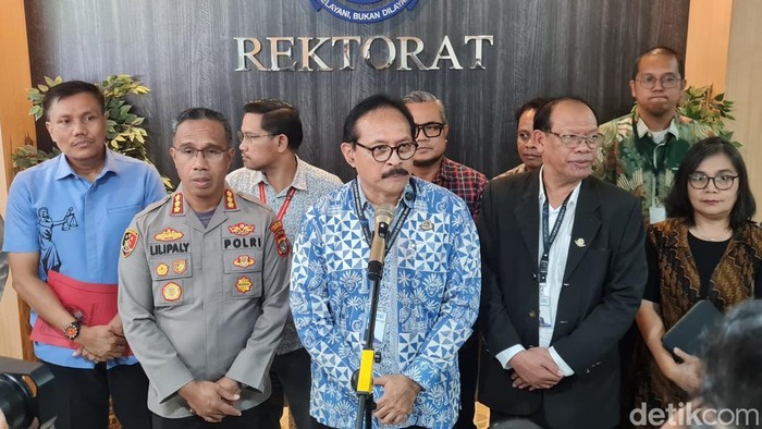 Seorang mahasiswa Universitas Kristen Indonesia (UKI) tewas setelah diduga dikeroyok sesama mahasiswa. Saat ini pihak kepolisian masih melakukan serangkaian penyelidikan.