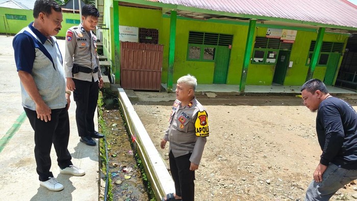 Polisi melakukan olah TKP penemuan mayat balita yang tewas terperosok di drainase.