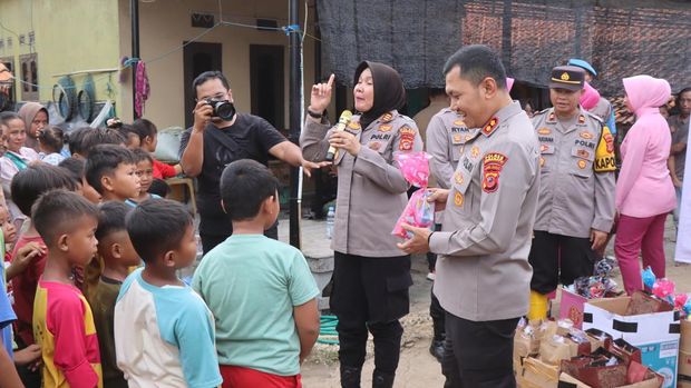 Polisi saat memberikan trauma healing ke korban puting beliung