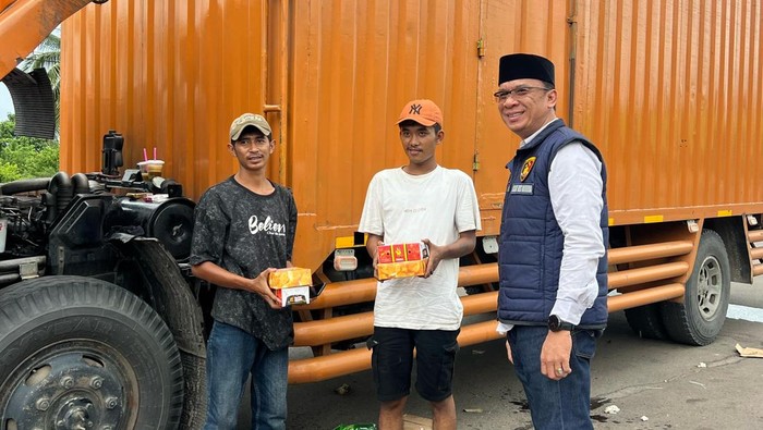 Polres Banyuasin bagikan takjil ke pengendara