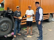 Polres Bagikan 100 Paket Takjil untuk Warga Banyuasin Tiap Sore Hari