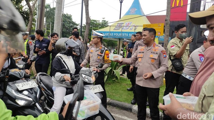 Polresta Sidoarjo berbagi Takjil