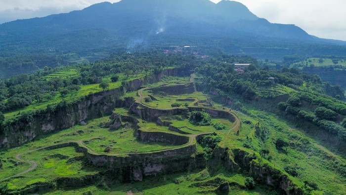 Foto udara suasana lembah Dieng di Desa Jeruk Purut, Gempol, Pasuruan, Jawa Timur, Rabu (5/3/2025). Lembah Dieng merupakan lahan bekas tambang pasir seluas 10 hektare yang terbengkaai dan kini menjadi salah satu alternatif tempat wisata alam baru bagi warga Pasuruan dan sekitarnya. ANTARA FOTO/Umarul Faruq/agr